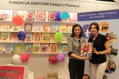 Joanna Mucha i Anna Popek z publikacją Fundacji "Twórcy Wizerunku Polski"