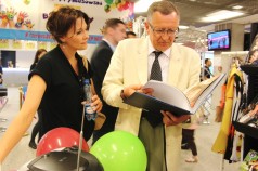 Anna Popek i Wiesław Uchański na stoisku Fundacji